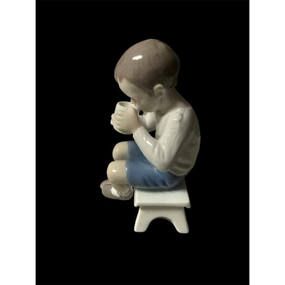 B&G BING & GRONDAHL GLAZED PORCELAIN FIGURINE 1713 Denmark Boy Cup - Picture 2 of 5